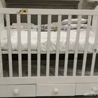 سرير اطفال شبه جديد