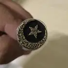 خاتم من الفضة منقوش عليه الشهادة باللون الذهبي ( جديد)