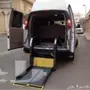 رافعة كرسي وعربة لذوي الاحتياجات الخاصة .