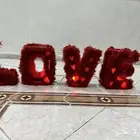 عبارة LovE بأضاءه