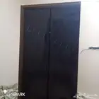 دولا خشب بابين فيه رف وتعليق عرضه متر وارتفاعه 2 متر