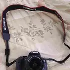 الكاميرا في الصورة هي كاميرا كانون EOS 700D DSLR. وهي كاميرا