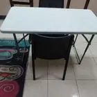 طاوله مع كرسيين