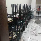 24 كرسي وطاولات 6 صغير وكبير 2 للبيع