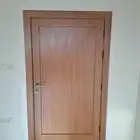 ابواب داخليه و خارجيه خشب سويدي و مقنو ديكورات و دواليب