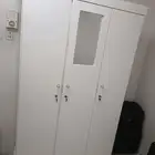 سريرين و دولاب و جلسة شكل L و 3 مكيفات شباك