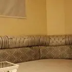 مجلس كامل يتكون مساند خشب وموكيت مع ستاره وطاولات