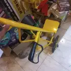 أدوات مناشير وعربيات وغراض كميات