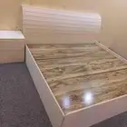 غرفة نوم مع كمدينه واحده