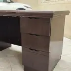 طاولة مكتبيه