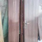 أبواب خشب نظيفة جدا