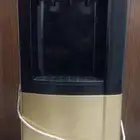 ثلاجه ماء حار بارد نظيفه