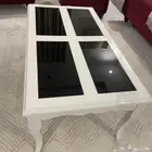 طاولة وسط لون ابيض نظيفة مافيها اي خدش مع سجادة 2 3