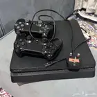 سوني بلايستيشن 4 بذاكرة 500 جيجابايت مستعمل مع يدين وسلك