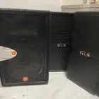سماعات كبيرة مع جميع اغراضها