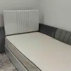 سرير أبيض جلد مع مرتبه سبرنج