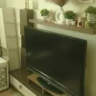 شاشه 55 بوصه عاديه مع طاوله