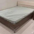 سرير كبير مع المرتبة من أبيات