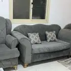 كنب مكون من خمس قطع   وطاوله دائري  وطاوله مربع مع 4 خدمه