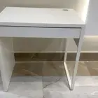 مكتبه صغير مع مكان خاص لوضع الاسلاك ويوجد درج