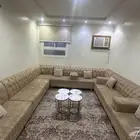 اثاث سبع قطع مستخدم مع اربع الطاولات و ست مخدات وثلاث مراكي