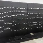 استاند عرض معدني شبكي يحتوي علي عدد كبير من الخطافات