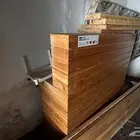 كاشير خشب عريض ومتين وصلب ومعه أرفف وأدوات بسيطة