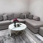 كنب حرف L وطاولات وثرية