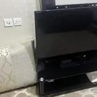 شاشة وجلسات وطاولة