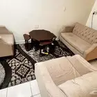 طقم كنب مع طاولات خدمة مع السجاد