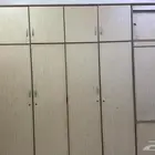 دولاب مع مخازن ومكان للمفارش