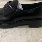 شوز يناسب الرجال والنساء غير مستخدم سبب البيع كبير