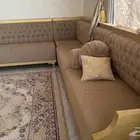كنب للبيع مع ثلاث ستائر الموقع طبرجل