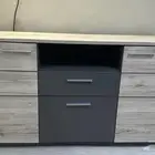 دولاب وطاولة