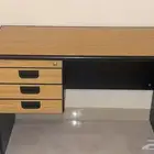 مكتب حالته ممتازة جد ا مافيه اي عيب او مخوش مع كرسي