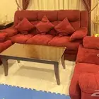 2 كرسي و كنبة كبيرة و كنبة صغيرة مع الطاولة و الستارة