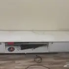طاولة شاشه بحاله ممتازه ولا يوجد بها كسور على السوم