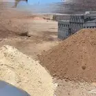 رمل ابيض موجود دنة ثلاثه طن ورمل احمر ثلاثه طن وخرسانه