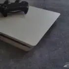 سوني 4 سليم ماقد انفك ابدا مع جميع مستلزماته وزود عليه حساب