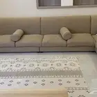 كنب حرف (ل) نظيف وطاولة مع 2 طاوله خدمه