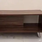 شاشة وطاولة شاشة مع غرفة كامله
