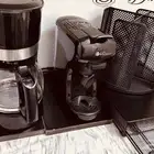 جهازين قهوه سوداء وكبسولات حامل اكواب حامل كبسولات
