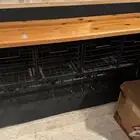 طاولة خشب وحديد مع ثلاث أدراج وتعليقات الأكواب