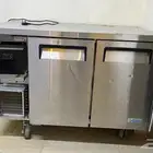 ثلاجة وطاولة