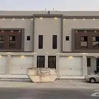 للبيع شقه علويه دوبلكس 6 غرف مع حوش وسطح خاص