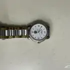 ساعة عليها شعار