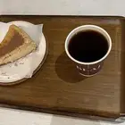 نرغب بمحل صغير او مستودع صغير لكراتين بلاستك