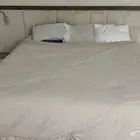 غرفة نوم مع المرتبه و2 كمادينه