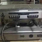 يوجد كابتشينو ويوجد سماعتين كبيره ويوجد ايضا شاشتين 55 و75