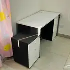 مكتب وسبوره قلم متحركة بملحقاتهم بحالة الجديد